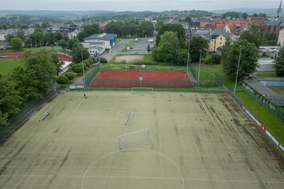 Zwischen Stadion und Naturbad in Falkenstein entsteht eine neue Tennisanlage.