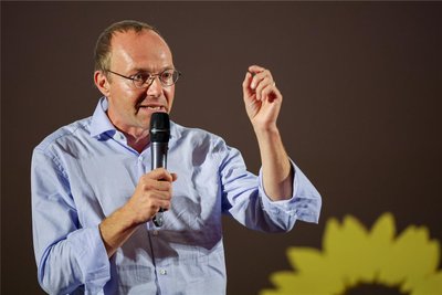 Der amtierende Vize-Ministerpräsident und Umweltminister Wolfram Günther (B90/Grüne) rechnete am Wahlabend mit Regierungschef Michael Kretschmer (CDU) ab.