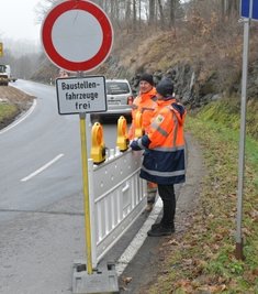 Freie Fahrt: Jens Peschke von der Firma Jähnig (l.) und Ronny Molzow von der Straßenmeisterei Brand-Erbisdorf räumten am Mittag die Warnbaken beiseite.