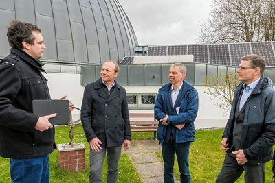 Energieminister Wolfram Günther (2. v. l.) mit Bürgerenergie-Vertretern Thomas Walther (l.), Volker Weber (3. v. l.) und Alexander Lohschmidt (2. v. r.). 