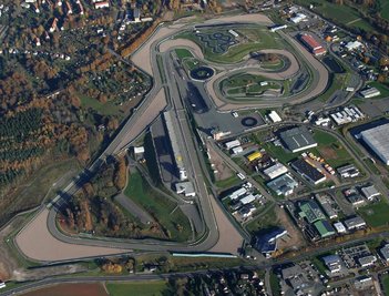 
              <p class="artikelinhalt">Der Sachsenring aus der Vogelperspektive. Am Wochenende findet hier die IDM statt. </p>
            
