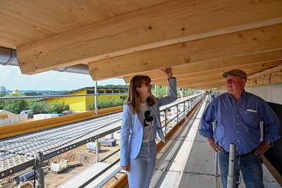 Marketingleiterin Anita Müller und Bauherr Karl Bernhard Schleith auf der Baustelle des Hotel-Neubaus, im Hintergrund der Sonnenlandpark mit der Indoor-Halle. Dahinter ist eine Attraktion, die Riesenrutsche zu sehen. Im Frühjahr 2022 soll das Hotel mit 54 Zimmern eröffnet werden.. 