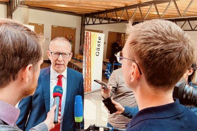 AfD-Landeschef Jörg Urban am Rand des Parteitags in Glauchau im Gespräch mit Journalisten. Urban soll die Partei wieder als Spitzenkandidat in die Landtagswahl im Freistaat 2024 führen. 