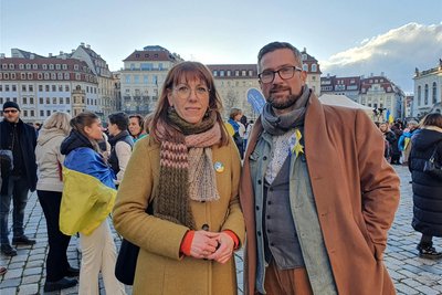 Die sächsische Staatsregierung vertraten bei der Ukraine-Solidaritätsdemonstration Justizministerin Katja Meier (Grüne) und Wirtschaftsminister Martin Dulig (SPD).