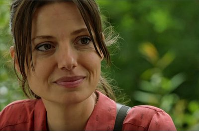 Julia Hartmann spielt Anwältin Mai.