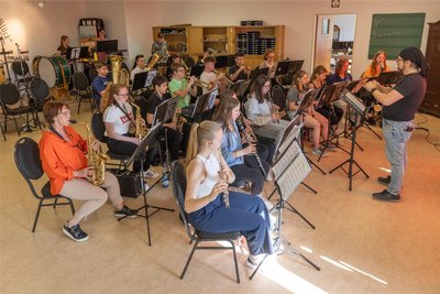 Jörg Küttner (rechts) ist der Dirigent des Orchesters – sowohl bei den Großen, als auch beim Nachwuchs.