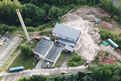 Das alte Heizkraftwerk  beherbergt heute die Boulderhalle. Der Schornstein soll zu einem Kletterturm werden.