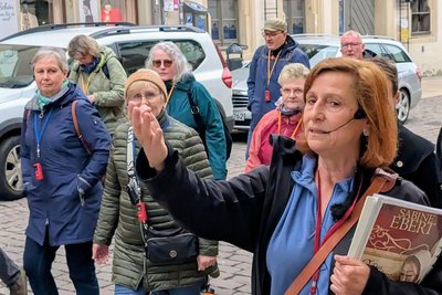 Stadtführerin Katharina Wegelt, die frühere Stadtsprecherin, war am Sonntag mit Gästen in Freiberg unterwegs.