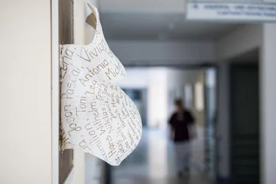 Der Gipsbauch hängt bei im Mittweidaer Krankenhaus direkt vor dem Eingang zum Kreißsaal.