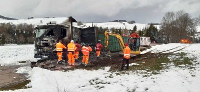Ein Bergungsteam entleerte zunächst die völlig verbrannte Ladung des Lastwagens. Anschließend sollte das Lkw-Wrack geborgen werden. Die Straße bleibt diese Nacht noch gesperrt, so Gemeindewehrleiter Saring, der zugleich Ordnungsamtschef in Mulda ist.