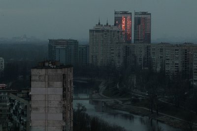 Hochhäuser in einem Wohngebiet in Kiew in der Morgendämmerung.