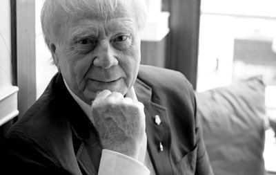 Wolfgang Petersen bei einem Fototermin vor einer Pressekonferenz im spanischen Valencia vor rund zehn Jahren. Der Starregisseur von Filmen wie "Das Boot", "Outbreak", "Air Force One" und "Der Sturm" ist tot. 