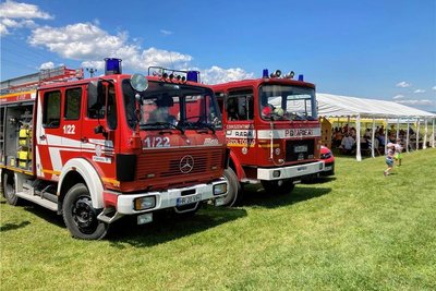 Die rumänischen Feuerwehrleute wollen das Löschauto (vorn), im Jahr 2020 von den Freunden aus Milkau geschenkt, nicht mehr missen. Beim Dorffest wurde es präsentiert.