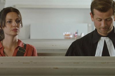 Mai (Julia Hartmann) im Gespräch mit Pfarrer Johann (Christoph Schechinger).