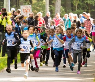 Speziell in den unteren Altersklassen herrschte am Start des 32. Waldlaufs dichtes Gedränge. Hier gehen die Mädchen und Jungen der Altersklasse U 9 auf die Strecke am Rätzteich. 