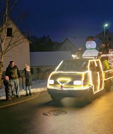 Das Weihnachtsmobil ist am Samstag in Neukirchen unterwegs gewesen. 