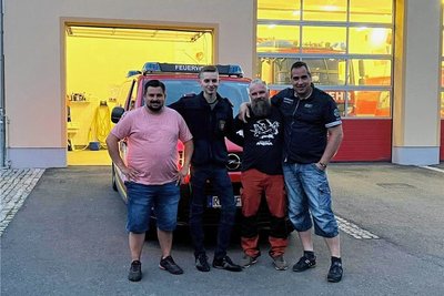 Die Milkauer Feuerwehrleute (v. l.) Daniel Kürth, Robin Kunth, Kay Genzel und Jens Neubert vor ihrem Aufbruch vor wenigen Tagen nach Rumänien.