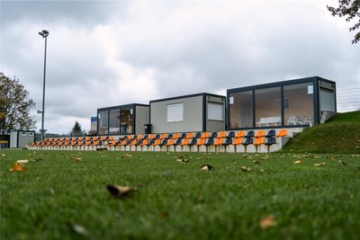 Beim SV Linda finden Zuschauer sogar bei Regen einen trockenen Platz.