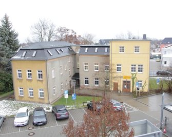 Das alte Verwaltungsgebäude, in dem jetzt noch ein Großteil der Verwaltung sitzt, wird abgerissen. Auf dem Areal soll die neue Rettungswache errichtet werden. 