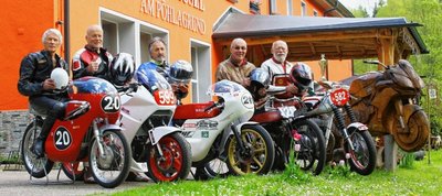 Klaus Pellert, Frank Neubert, Wolfgang Kilschautzki, Reinhart Päßler und Bernd Wohlgemuth (v. l.) vor einiger Zeit am Fichtenhäusel am Pöhlagrund in Kühberg zusammen. Heute sind sie gemeinsam als Solisten unterwegs, zuvor bildeten sie das Team Erz. 