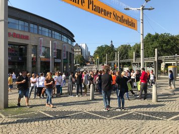 An Sammelpunkten im Plauener Stadtzentrum hielten sich nach der Evakuierung vorübergehend Besucher und Personal auf. Nach neun Minuten war die Übung beendet.