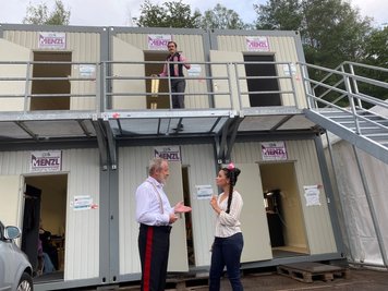 Bariton Alexander Donesch (oben), Schauspieler Andreas Pannach und Sopranistin Lindsay Funchal vor ihrer Container-Künstlergarderobe an der Seebühne Kriebstein.