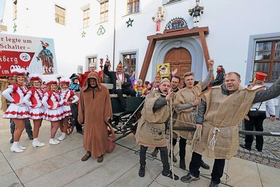 Während sich die Narren freuen, den Rathausschlüssel erobert zu haben, verhält sich OB Sven Krüger (Mitte) einem Büßergewand angemessen.