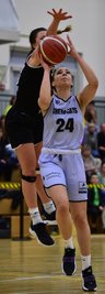 Anabel Neuber-Valdez (rechts) war maßgeblich an der Aufholjagd der Chemcats im Playoff-Viertelfinale gegen Bad Homburg beteiligt. Am Ende siegten die Gegnerinnen aber knapp mit 65:62. Foto: Andreas Seidel