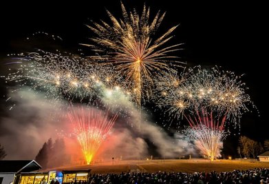 Zu der farbenfrohen und lauten Show eingeladen hatte die ortsansässige Firma Blackboxx Fireworks.