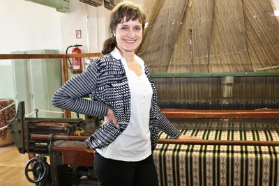 Cornelia Hilsberg lädt in die Historische Schauweberei Braunsdorf ein.