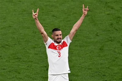 Leipzig, 2. Juli: Im Achtelfinalspiel gegen Österreich zeigt der türkische Torschütze Merih Demiral den Wolfsgruß.
