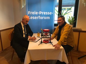 Bürgermeister Mike Purfürst (Gewerbeverein) mit Bürger Reinhard Pusch (rechts im Bild) beim politischen Speed-Dating der "Freien Presse" vor der Bürgermeisterwahl in Netzschkau..