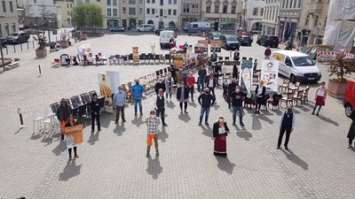 Rund 15 Hoteliers und Gastronomen aus dem Vogtland haben sich freitags auf dem Plauener Altmarkt mit einer Protestaktion für die Wiedereröffnung der Gaststätten starkgemacht.