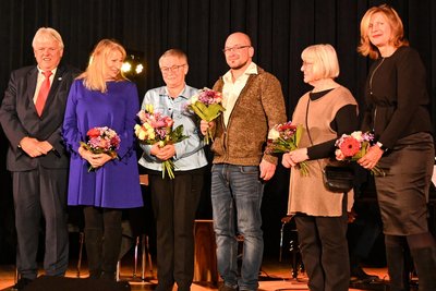 Zum Neujahrsempfang in Hainichen zeichnete Staatsministerin Petra Köpping (2. v. l.) die Helfer der Tafel und im Obdachlosenheim um Elke Claus (3. v. l.) aus.
