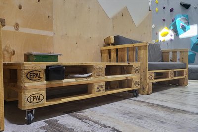 Rustikaler Charme. Die Sitzmöbel in der Halle wurden aus alten Paletten gezimmert.