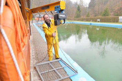 René Dudschig ist der neue Schwimmmeister im Freibad Falkenau. Er überprüft den kleinen Kran am Schwimmerbecken, der für den Einsatz des Reinigungsgerätes benötigt wird.
