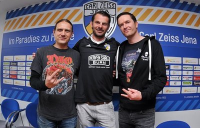 Sänger Marcus Bischoff (rechts), Torwart Tino Berbig und Gitarrist Maik Weichert (links).