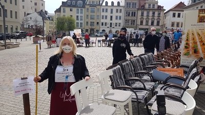 Damit schlossen sie sich eine deutschlandweiten Aktion namens "Leere Stühle" an.