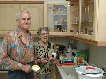 
              <p class="artikelinhalt">Noch wird Geschirr sortiert und eingeräumt im neuen Heim von Erich (89) und Margarethe (84) Weißflog. Sie sind die ersten Mieter. </p>
            