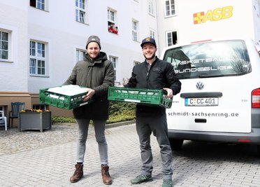 Andreas Kirsten (links) und Stefan Ihle liefern im ASB-Altenpflegeheim Rembrandtstraße Essenportionen an die Belegschaft aus.