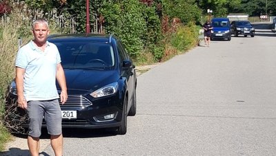 Entlang der Pleißenbachstraße fehlt ein Stück Fußweg. Schulkinder und Fußgänger müssen dort auf der Straße an parkenden Autos vorbei. Ortsvorsteher Holger Schmeißer fordert deshalb eine Veränderung der Situation.