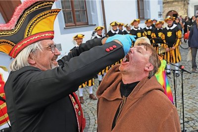 Schluckimpfung der besonderen Art: FKK-Präsident Achim Breßler verpasst OB Sven Krüger eine besondere Booster-Spritze.