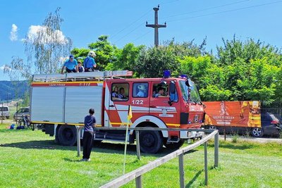 Das Feuerwehrauto aus Milkau auf dem Festgelände in Rumänien.