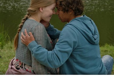 Lutzie (Meta Luis) und Kaleb (Jashan Gupta) finden eine Sommerliebe.