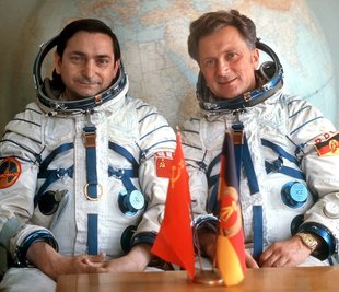 Jähn war gemeinsam mit dem sowjetischen Kosmonauten Waleri Bykowski (1934-2019) mit der Rakete «Sojus 31» am 26. August 1978 vom russischen Raumfahrtzentrum Baikonur aus gestartet. 