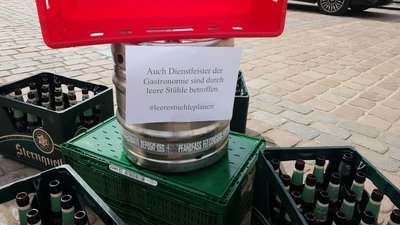 Auch leere Bierflaschen wiesen auf die Not der Gastronomen hin.