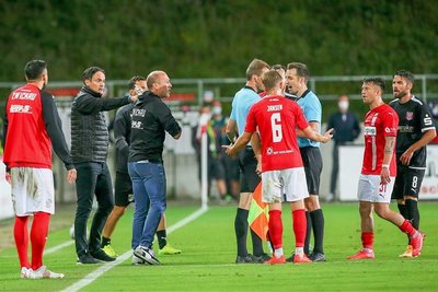 Hitzige Diskussionen in der Schlussphase: Halles Trainer Florian Schnorrenberg (Zweiter von links) und sein Kollege Joe Enochs. 