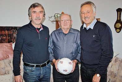 Zu seinem 80. Geburtstag hatten auch die Chemnitzer Fußballgrößen Gerd Schädlich (l.) und Wilfried Göcke gratuliert. Beide waren früher für kurze Zeit Trainer in Niederwiesa. 