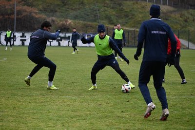 Die Veilchen im Training am Donnerstag: Mirnes Pepic (am Ball) gegen Ricky Bornschein.