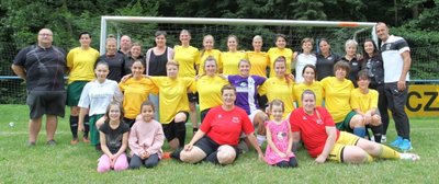 Die Fußballerinnen des VfL Wildenfels um die Gründerinnen Vanessa Kriegsmann (Mitte, re.) und Lisa Koischwitz (Mitte, 4. v. li.), Trainer Renè Pohr (re.) sowie Nico Lässig (li.), Sohn des ersten Trainers Klaus Lässig.